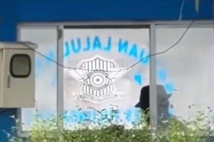 Warga rekam video diduga adegan mesum di Pos Polisi Kemuning, Tulungagung. Kepolisian menyayangkan penyalahgunaan fasilitas publik dan kini menelusuri identitas pasangan dalam rekaman tersebut. Foto: Tangkap layar TikTok @cangkir