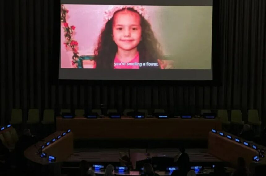Markas Besar PBB menayangkan "Suara Hind Rajab" sebuah film yang menggambarkan kisah gadis Palestina berusia 6 tahun, Hind Rajab, yang kehilangan nyawanya setelah terjebak di dalam kendaraan di bawah tembakan Israel di Gaza, pada 5 Desember 2025 di New York, Amerika Serikat. Foto: Islam Doğru/Anadolu Agency