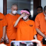 Para tersangka dihadirkan saat pengungkapan kasus narkotika, Selasa (6/1/2026). Foto: Ist