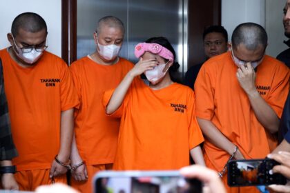 Para tersangka dihadirkan saat pengungkapan kasus narkotika, Selasa (6/1/2026). Foto: Ist