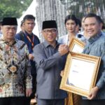 Menteri Desa dan Pembangunan Daerah Tertinggal (PDT) Yandri Susanto saat menyerahkan penghargaan kepada Direktur Corporate Banking BRI Riko Tasmaya, sebagai bentuk apresiasi atas kontribusi dan peran aktif BRI dalam mendorong penguatan desa sebagai fondasi pemerataan ekonomi nasional. Foto: Dok BRI