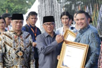 Menteri Desa dan Pembangunan Daerah Tertinggal (PDT) Yandri Susanto saat menyerahkan penghargaan kepada Direktur Corporate Banking BRI Riko Tasmaya, sebagai bentuk apresiasi atas kontribusi dan peran aktif BRI dalam mendorong penguatan desa sebagai fondasi pemerataan ekonomi nasional. Foto: Dok BRI