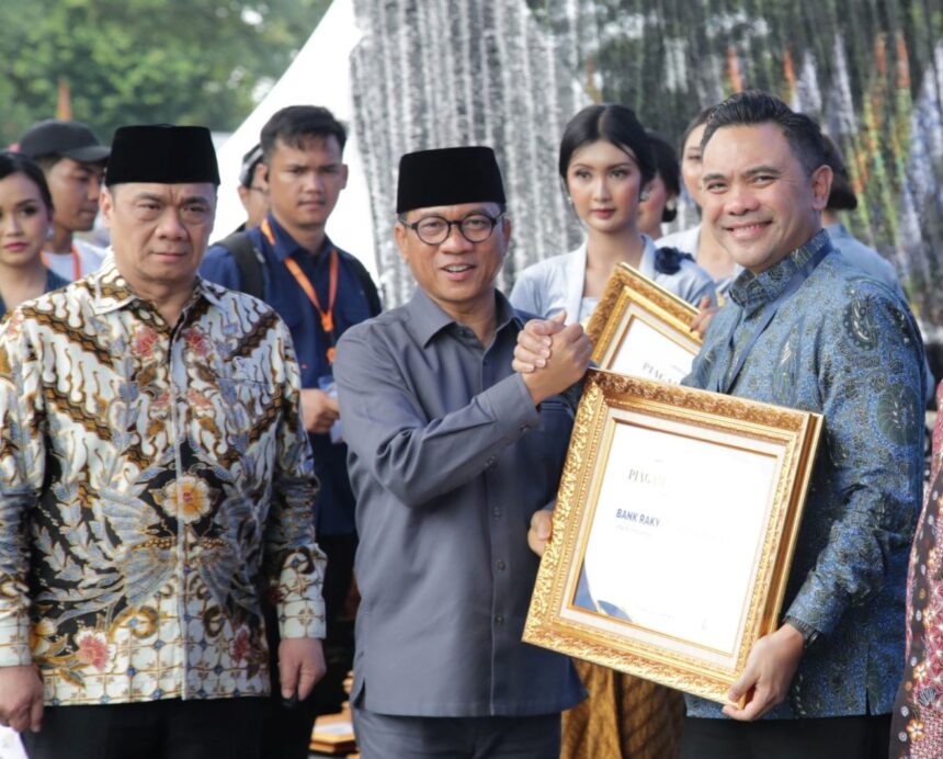 Menteri Desa dan Pembangunan Daerah Tertinggal (PDT) Yandri Susanto saat menyerahkan penghargaan kepada Direktur Corporate Banking BRI Riko Tasmaya, sebagai bentuk apresiasi atas kontribusi dan peran aktif BRI dalam mendorong penguatan desa sebagai fondasi pemerataan ekonomi nasional. Foto: Dok BRI