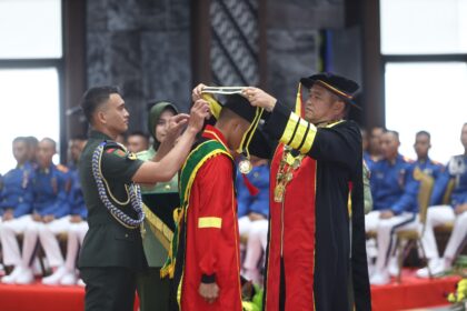 Kepala Staf Angkatan Darat (Kasad) Jenderal TNI Maruli Simanjuntak, saat memimpin Wisuda 380 Perwira Remaja Abituren Akademi Militer (Akmil) Tahun Akademik 2025 Program 3 Tahun di Markas Besar Angkatan Darat (Mabesad), Selasa (20/1/2026). Foto: Dispenad