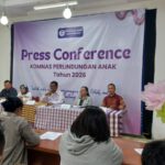Ketua Komnas Perlindungan Anak, Agustinus Sirait bersama Komisioner KPAI Provinsi Banten, Hendry Gunawan, dan jajaran dalam konfrensi pers Catatan Akhir Tahun 2025 di Pasar Rebo, Jakarta Timur, Selasa (27/1/2026). Foto: Joesvicar Iqbal/ipol.id