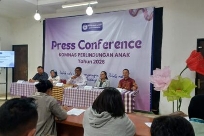 Ketua Komnas Perlindungan Anak, Agustinus Sirait bersama Komisioner KPAI Provinsi Banten, Hendry Gunawan, dan jajaran dalam konfrensi pers Catatan Akhir Tahun 2025 di Pasar Rebo, Jakarta Timur, Selasa (27/1/2026). Foto: Joesvicar Iqbal/ipol.id