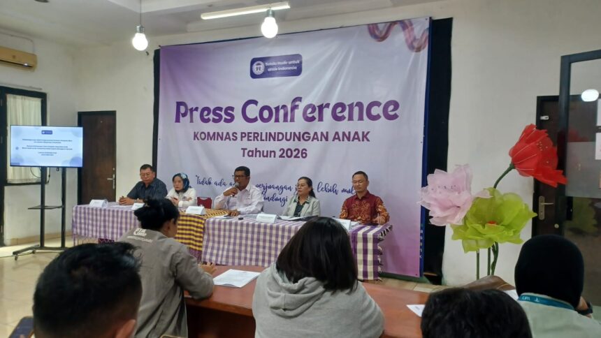 Ketua Komnas Perlindungan Anak, Agustinus Sirait bersama Komisioner KPAI Provinsi Banten, Hendry Gunawan, dan jajaran dalam konfrensi pers Catatan Akhir Tahun 2025 di Pasar Rebo, Jakarta Timur, Selasa (27/1/2026). Foto: Joesvicar Iqbal/ipol.id