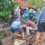 Tim pencarian dan pertolongan gabungan bersama warga melakukan evakuasi para korban terdampak banjir bandang di Kabupaten Kepualauan Sitaro, Senin (5/1/2026). Foto: BPBD Kabupaten Kepulauan Sitaro