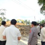 Kepala Staf Kepresidenan Republik Indonesia (KSP RI), Muhammad Qodari, didampingi Kapolres Aceh Tamiang, AKBP Muliadi dan jajaran saat kunjungan kerja ke Kampung Simpang Kanan, Kecamatan Kejuruan Muda, Kabupaten Aceh Tamiang, Kamis (15/1/2026). Foto: Ist