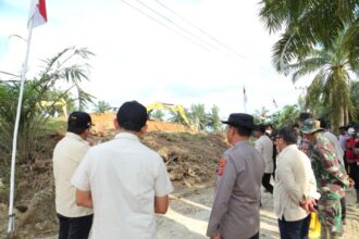 Kepala Staf Kepresidenan Republik Indonesia (KSP RI), Muhammad Qodari, didampingi Kapolres Aceh Tamiang, AKBP Muliadi dan jajaran saat kunjungan kerja ke Kampung Simpang Kanan, Kecamatan Kejuruan Muda, Kabupaten Aceh Tamiang, Kamis (15/1/2026). Foto: Ist