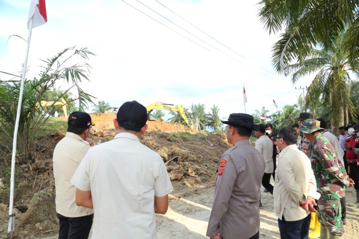 Kepala Staf Kepresidenan Republik Indonesia (KSP RI), Muhammad Qodari, didampingi Kapolres Aceh Tamiang, AKBP Muliadi dan jajaran saat kunjungan kerja ke Kampung Simpang Kanan, Kecamatan Kejuruan Muda, Kabupaten Aceh Tamiang, Kamis (15/1/2026). Foto: Ist