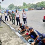 Suasana delapan petugas kebersihan melakukan pengecatan di area dalam kota Terminal Kampung Rambutan, Jakarta Timur, Selasa (13/1/2026). Foto: Ist