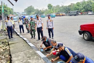 Suasana delapan petugas kebersihan melakukan pengecatan di area dalam kota Terminal Kampung Rambutan, Jakarta Timur, Selasa (13/1/2026). Foto: Ist