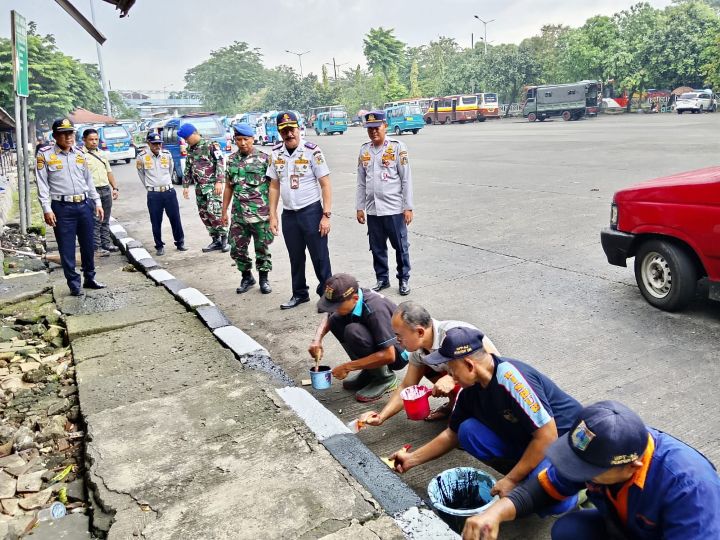 Suasana delapan petugas kebersihan melakukan pengecatan di area dalam kota Terminal Kampung Rambutan, Jakarta Timur, Selasa (13/1/2026). Foto: Ist