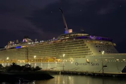 Kapal pesiar Ovation of the Seas bersandar di Pelabuhan Gili Mas, Lombok Barat, NTB, Jumat (2/1/2026). Foto: Instagram @insidelombok