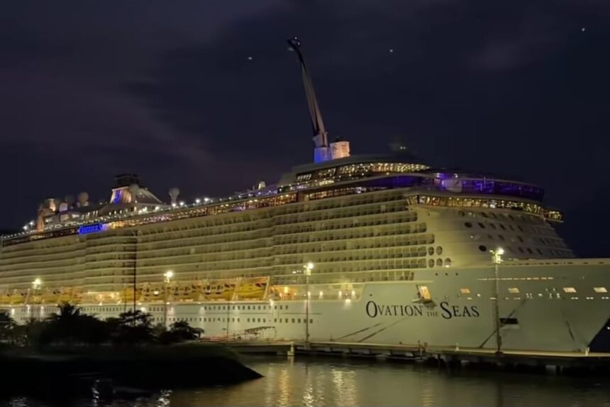 Kapal pesiar Ovation of the Seas bersandar di Pelabuhan Gili Mas, Lombok Barat, NTB, Jumat (2/1/2026). Foto: Instagram @insidelombok