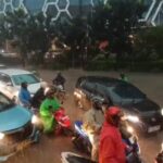 Kondisi kemacetan di Jalan DI Panjaitan, Jatinegara, Jakarta Timur, Kamis (22/1/2026), saat terendam banjir dengan ketinggian air mencapai sekitar 50 sentimeter. Foto: Joesvicar Iqbal/ipol.id