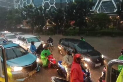 Kondisi kemacetan di Jalan DI Panjaitan, Jatinegara, Jakarta Timur, Kamis (22/1/2026), saat terendam banjir dengan ketinggian air mencapai sekitar 50 sentimeter. Foto: Joesvicar Iqbal/ipol.id