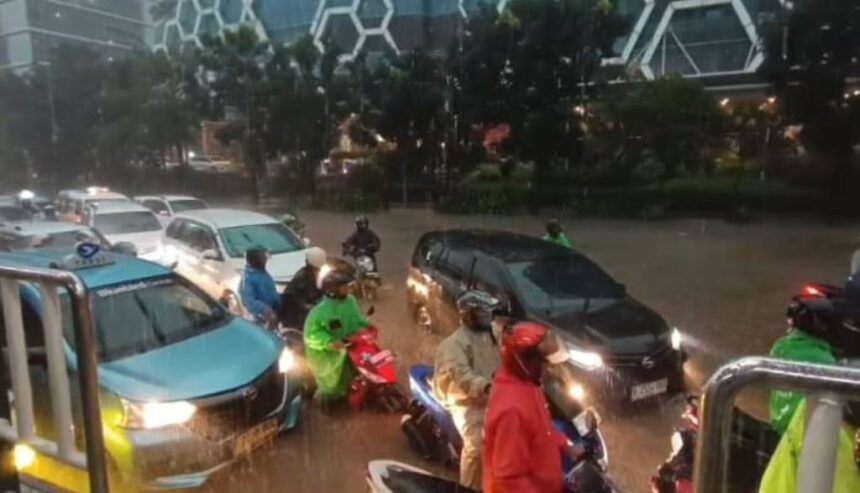 Kondisi kemacetan di Jalan DI Panjaitan, Jatinegara, Jakarta Timur, Kamis (22/1/2026), saat terendam banjir dengan ketinggian air mencapai sekitar 50 sentimeter. Foto: Joesvicar Iqbal/ipol.id