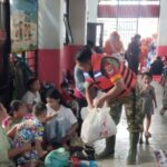 Sejumlah petugas Palang Merah Indonesia (PMI) memberikan bantuan makanan kepada warga terdampak banjir di pengungsian SDN 01-02 Kampung Melayu, Kecamatan Jatinegara, Jakarta Timur, Jumat (30/1/2026). Foto: Joesvicar Iqbal/ipol.id