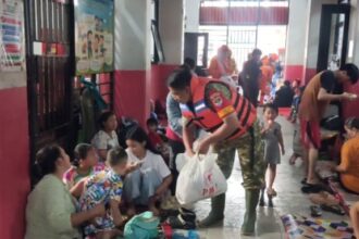 Sejumlah petugas Palang Merah Indonesia (PMI) memberikan bantuan makanan kepada warga terdampak banjir di pengungsian SDN 01-02 Kampung Melayu, Kecamatan Jatinegara, Jakarta Timur, Jumat (30/1/2026). Foto: Joesvicar Iqbal/ipol.id