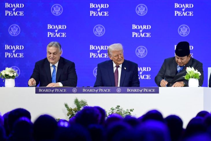 Presiden Prabowo Subianto saat menandatangi Board of Peace (BoP) Charter yang diinisiasi oleh Presiden Amerika Serikat Donald Trump.