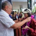 Wali Kota Tangsel Benyamin Davnie mengalungkan bunga kepada Tasya, Juara 1 D’Academy 7 Indosiar 2025, saat penyambutan di Puspemkot Tangsel, Kamis (1/1). (ist)