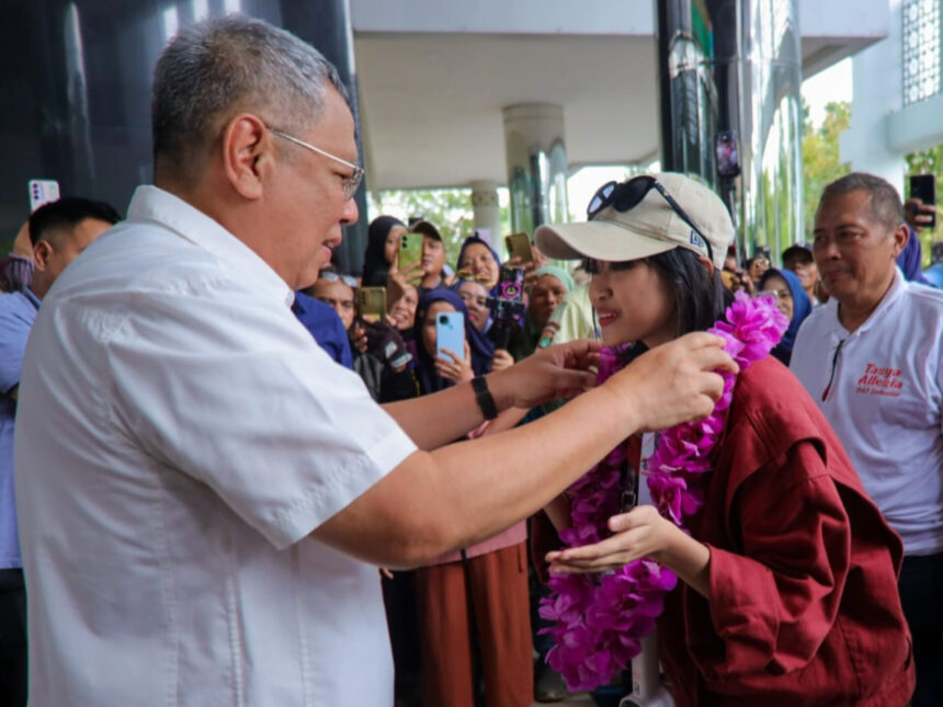Wali Kota Tangsel Benyamin Davnie mengalungkan bunga kepada Tasya, Juara 1 D’Academy 7 Indosiar 2025, saat penyambutan di Puspemkot Tangsel, Kamis (1/1). (ist)
