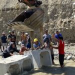 Sejumlah personel gabungan dan Polri bersama instansi terkait melakukan upaya penanganan dan pemulihan membuka akses jalan di wilayah terdampak pascabanjir bandang di Kabupaten Donggala, Sulawesi Tengah, Sabtu (17/1/2026). Foto: Ist