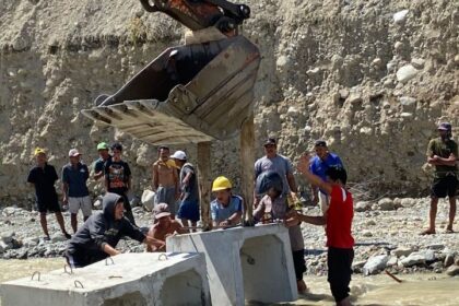 Sejumlah personel gabungan dan Polri bersama instansi terkait melakukan upaya penanganan dan pemulihan membuka akses jalan di wilayah terdampak pascabanjir bandang di Kabupaten Donggala, Sulawesi Tengah, Sabtu (17/1/2026). Foto: Ist