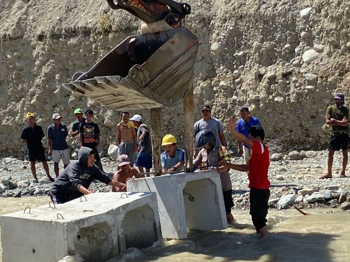 Sejumlah personel gabungan dan Polri bersama instansi terkait melakukan upaya penanganan dan pemulihan membuka akses jalan di wilayah terdampak pascabanjir bandang di Kabupaten Donggala, Sulawesi Tengah, Sabtu (17/1/2026). Foto: Ist