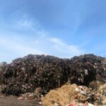 Tumpukan sampah yang menggunung di Pasar Induk Kramat Jati. Foto: Ist