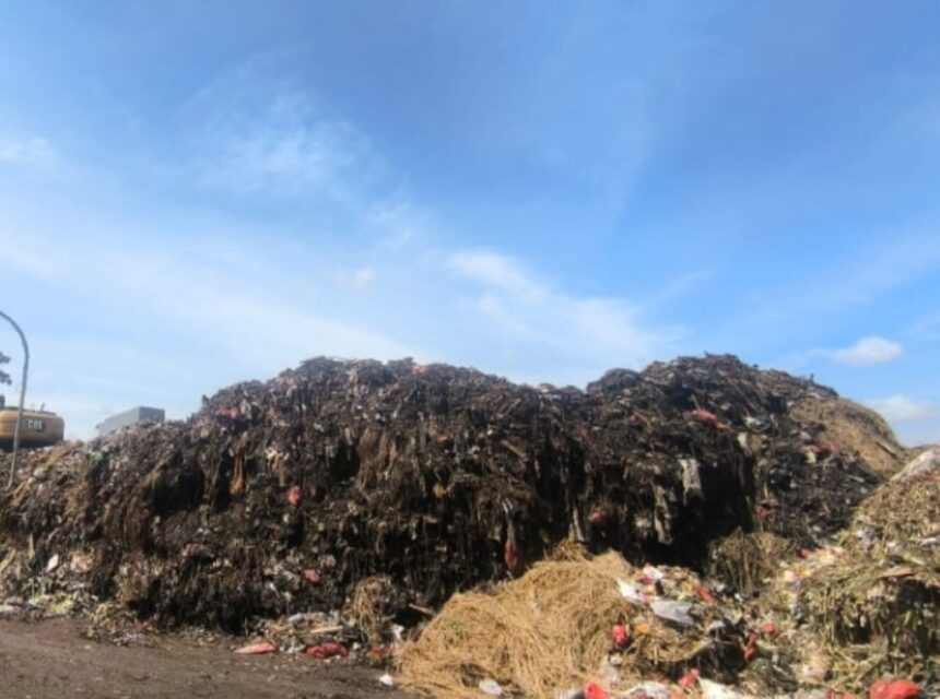 Tumpukan sampah yang menggunung di Pasar Induk Kramat Jati. Foto: Ist