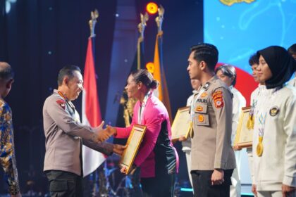 Kapolri Jenderal Listyo Sigit Prabowo saat memberikan apresiasi kepada seluruh atlet Polri dan non-Polri peraih prestasi pada ajang Sea Games 2025 dalam acara Malam Apresiasi Sang Juara Polri untuk Indonesia di The Tribrata, Jakarta Selatan, Kamis (15/1/2026). Foto: Ist