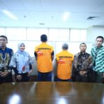 Penyidik OJK menyerahkan tersangka dua pengurus PT Investree Radhika Jaya serta barang bukti perkara tindak pidana sektor jasa keuangan kepada Kejaksaan Negeri Jakarta Selatan, Kamis (22/1/12026). Foto: OJK