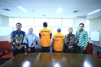 Penyidik OJK menyerahkan tersangka dua pengurus PT Investree Radhika Jaya serta barang bukti perkara tindak pidana sektor jasa keuangan kepada Kejaksaan Negeri Jakarta Selatan, Kamis (22/1/12026). Foto: OJK