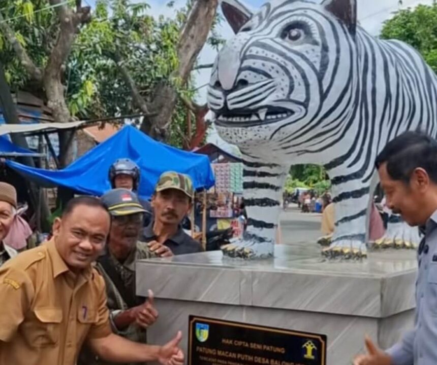 Macan Putih di Balongjeruk, Kediri. Foto: TikTok @kang.trias