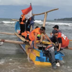 Tim SAR Gabungan saat hendak melakukan pencarian terhadap wisatawan yang hilang terseret ombak di Pantai Goa Langir Sawarna, Kabupaten Lebak, Selasa (20/1).