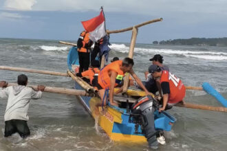 Tim SAR Gabungan saat hendak melakukan pencarian terhadap wisatawan yang hilang terseret ombak di Pantai Goa Langir Sawarna, Kabupaten Lebak, Selasa (20/1).