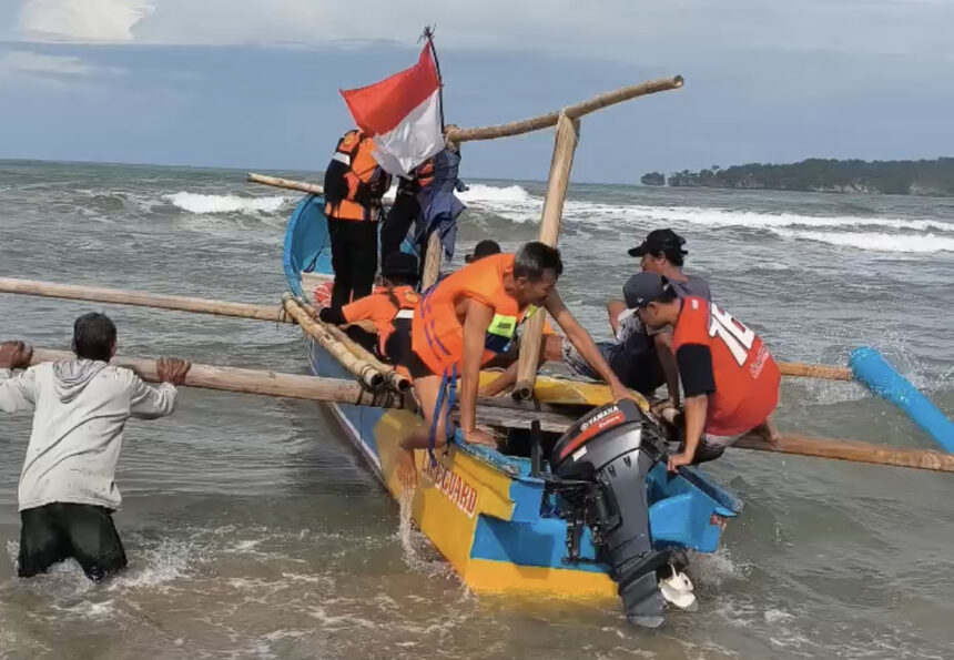 Tim SAR Gabungan saat hendak melakukan pencarian terhadap wisatawan yang hilang terseret ombak di Pantai Goa Langir Sawarna, Kabupaten Lebak, Selasa (20/1).