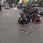 Hujan menggenangi jalan di Kota Tangerang. Foto : Ist