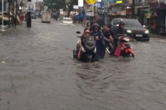 Hujan menggenangi jalan di Kota Tangerang. Foto : Ist