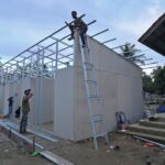 Sejumlah pekerja menyelesaikan pembangunan hunian sementara (huntara) bagi warga terdampak banjir di Gampong Pante Rambong, Kecamatan Pante Bidari, Kabupaten Aceh Timur, Provinsi Aceh, Senin (12/1/2026). Foto: Ist