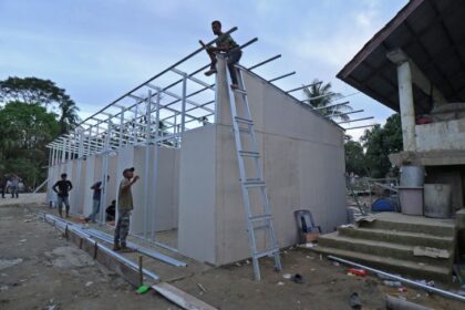 Sejumlah pekerja menyelesaikan pembangunan hunian sementara (huntara) bagi warga terdampak banjir di Gampong Pante Rambong, Kecamatan Pante Bidari, Kabupaten Aceh Timur, Provinsi Aceh, Senin (12/1/2026). Foto: Ist