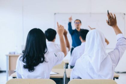 Ilustrasi, Guru SD di Pamulang dilaporkan atas dugaan kekerasan verbal, solidaritas publik mengalir deras. Foto: Istcok @Rani Nurlaela Desandi