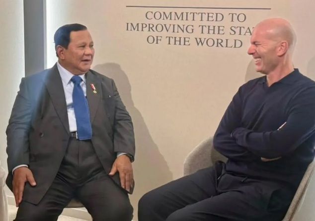 Presiden Prabowo Subianto mengungkapkan keinginannya untuk terus memajukan sepak bola nasional saat bertemu dengan legenda sepak bola Prancis Zinedine Zidane, seusai menyampaikan konsep Prabowonomics dalam World Economic Forum (WEF), Davos, Swiss, Kamis (22/1).