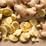 Ilustrasi, irisan buah jahe di atas meja kayu. Foto: Istcok @Aekprachaya Ayuyuen