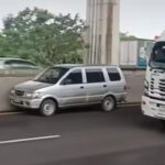 Mobil melaju tanpa kendali di lajur tol dan terekam kamera warganet. Video Isuzu Panther di Tol Jakarta–Cikampek ini viral, hingga terungkap pengemudi meninggal dunia akibat kondisi kesehatan. Foto: Tangkap layar IG @medsoszone