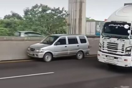 Mobil melaju tanpa kendali di lajur tol dan terekam kamera warganet. Video Isuzu Panther di Tol Jakarta–Cikampek ini viral, hingga terungkap pengemudi meninggal dunia akibat kondisi kesehatan. Foto: Tangkap layar IG @medsoszone