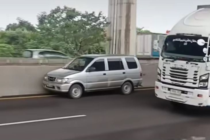 Mobil melaju tanpa kendali di lajur tol dan terekam kamera warganet. Video Isuzu Panther di Tol Jakarta–Cikampek ini viral, hingga terungkap pengemudi meninggal dunia akibat kondisi kesehatan. Foto: Tangkap layar IG @medsoszone